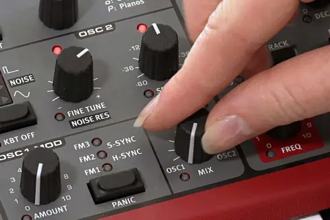 Hand dreht Regler an einem Synthesizer, um den perfekten Sound für Synth-Musik zu kreieren.