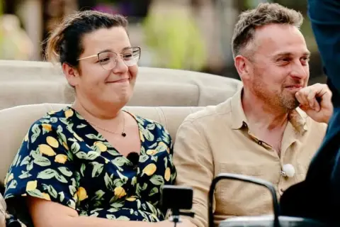 Basia z "Rolnik szuka żony" w letniej sukience z cytrynami, uśmiecha się do swojego wybranka.