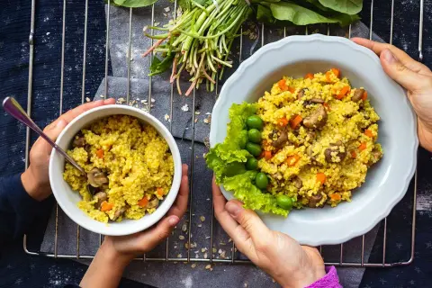 Två skålar med bulgur, morötter och svamp. En skål har gröna bönor och sallad. Bulgur nyttigt och gott!