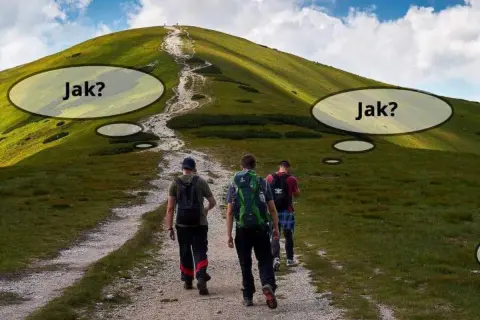 Trzech turystów wędruje po górskim szlaku. Zastanawiają się, co można robić w górach, gdy droga prowadzi na szczyt.