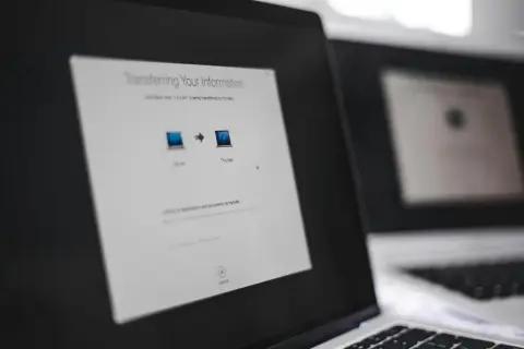Processen att byta dator är igång. Information överförs från en Mac till en annan.