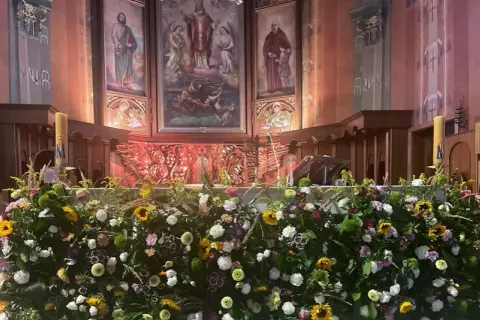 Jakie kwiaty na ołtarz do kościoła - wybierz te idealne dla ceremonii