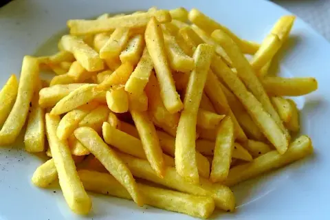 Ile kalorii mają frytki? Smażone, pieczone, fast-food pełna analiza.