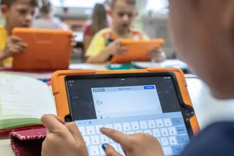Kinder lernen mit Tablets in der Schule. Die Digitalisierung im Unterricht ist im vollen Gange.