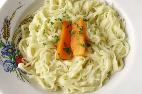 Prosty przepis na makaron z marchewką i natką pietruszki. Idealny na szybki obiad.
