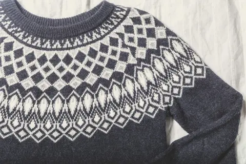 Ciemnoszary sweter z norweskim wzorem. Dowiedz się, jak uratować sfilcowany sweter, by znów był jak nowy.