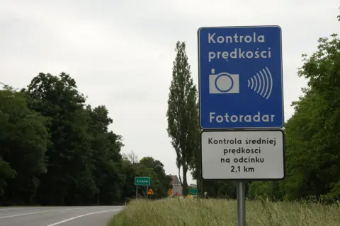 Znak drogowy informuje o kontroli prędkości na odcinku 2,1 km. Fotoreceptor czuwa nad kierowcami.