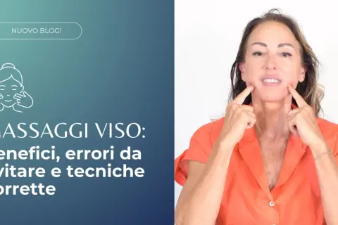 Donna mostra tecniche di massaggio viso, con testo che parla di benefici e errori da evitare. Immagine ideale per un confronto massaggio viso prima e dopo.