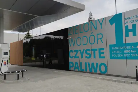 Stacja tankowania wodoru. "Zielony wodór, czyste paliwo" - hasła reklamowe na nowoczesnej stacji.