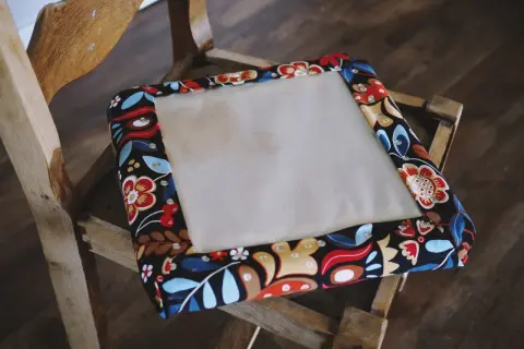 Jak uszyć siedzisko na krzesło? Odmień meble DIY!