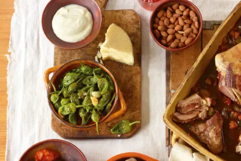 Leckere Tapas-Rezepte: Gebratene grüne Paprika, cremiger Dip, Mandeln, Käse und ein deftiger Braten.