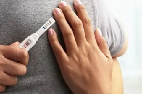 Kiedy zrobić test ciążowy przy karmieniu piersią, aby uniknąć wątpliwości?