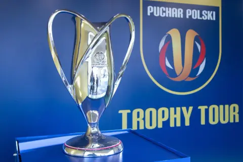 Błyszczący puchar Polski, symbol zwycięstwa, prezentowany podczas Trophy Tour.