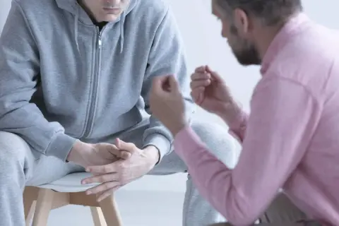 Bliski uzależniony? Jak pomóc i nie stracić siebie poradnik