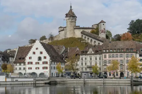 Historische Gebäude am Rhein, gekrönt von einer imposanten Festung. Entdecken Sie hier wahre Geheimtipps am Rhein!