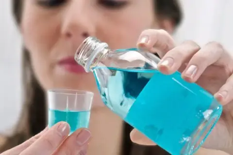Ropień dziąsła: jak leczyć? Domowe sposoby i pomoc dentysty