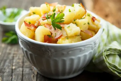 Leckerer Kartoffelsalat mit Speck und Petersilie, ein einfaches Kartoffelsalat Rezept für jeden Anlass.