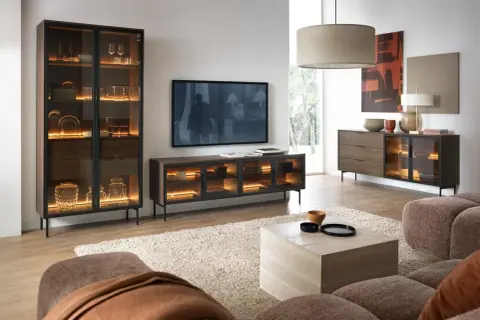 Moderne wohnzimmer beleuchtung ideen: Vitrine und Sideboard mit integrierter LED-Beleuchtung schaffen eine warme Atmosphäre.