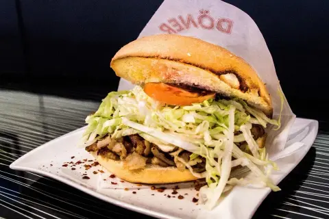 Ile kosztuje kebab w 2026? Ceny, porady i jak nie przepłacić?