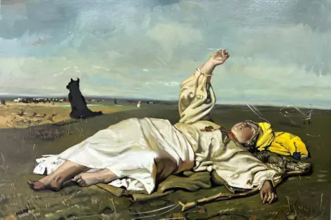 Babie lato obraz interpretacja: dziewczyna w bieli leży na trawie, w tle czarny pies i bydło.