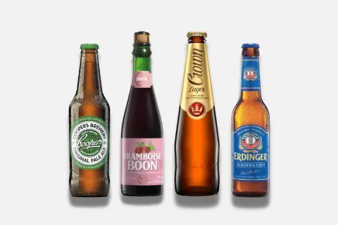 Cztery butelki piwa: Coopers Original Pale Ale, Framboise Boon, Crown Lager i Erdinger Alkoholfrei. Popularne piwo angielskie to tylko jedno z nich.