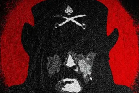 Ikoniczny Lemmy Kilmister w czarnym kapeluszu z symbolem pik i skrzyżowanych kości, otoczony czerwoną aurą.