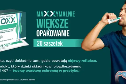 Mężczyzna przyjmuje saszetkę ESOXX ONE, która tworzy ochronną warstwę w przełyku, łagodząc objawy refluksu.