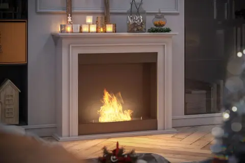 Elegancki biokominek z obudową tworzy przytulną atmosferę. Płomienie tańczą w palenisku, a na półce nad nim stoją ozdobne świeczniki i wazon.