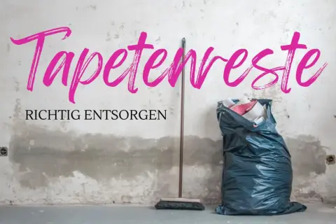 Tapetenreste richtig entsorgen: Ein Besen und ein voller Müllsack stehen vor einer abgetapeten Wand.