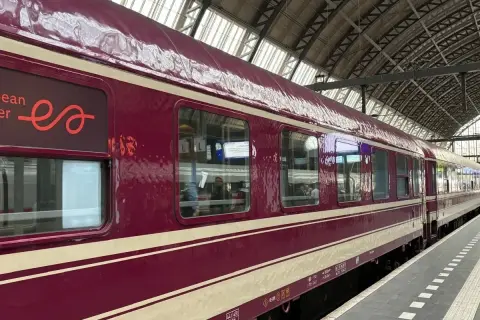 Der rote Nachtzug Berlin-Paris steht bereit. Ein gemütliches Abenteuer beginnt.
