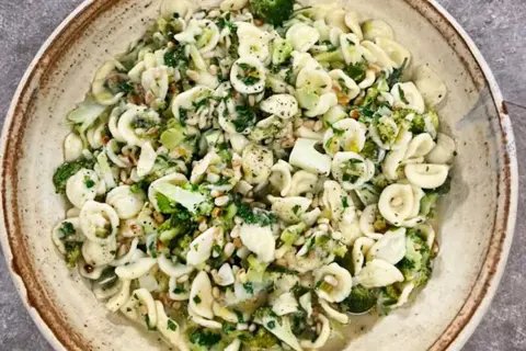 Orecchiette med broccoli och pinjenötter, ett enkelt och gott orecchiette recept.
