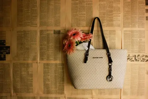 Elegancka torebka Michael Kors z kwiatami, idealna do sprawdzenia numeru seryjnego.