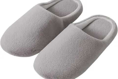 Coppia di morbide ciabatte grigie, perfette per camminare in casa senza fare rumore.