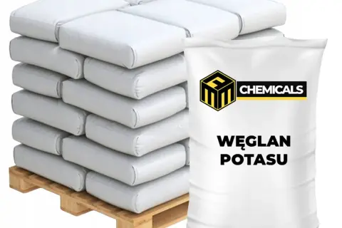 Stos białych worków z napisem "WĘGLAN POTASU" na drewnianej palecie.