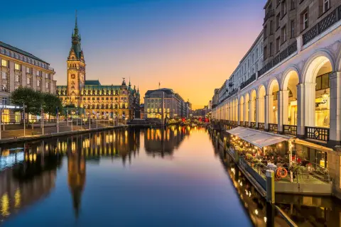 Hamburgs rådhus och kanaler i skymningen, en perfekt vy för din reseguide Hamburg.
