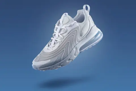 Biały but sportowy Nike, znanej firmy, z widoczną poduszką powietrzną w podeszwie.