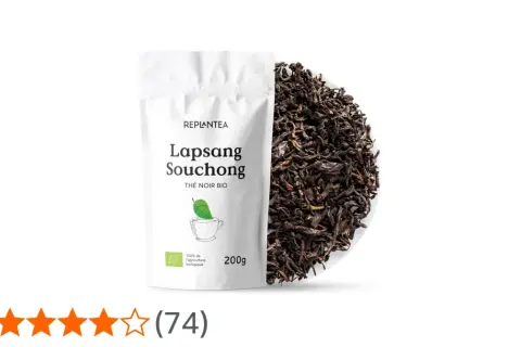 Sachet de thé noir Lapsang Souchong bio et feuilles de thé fumé.