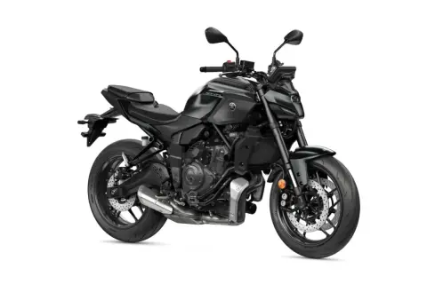 Czarny motocykl Yamaha MT-07 na białym tle.