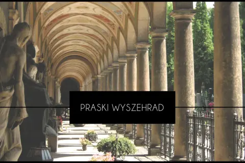 Kamienne rzeźby i kolumnada na cmentarzu Wyszehrad.