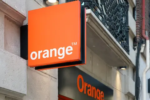 Pomoc w temacie jak wyłączyć pocztę głosową Orange. Widoczny szyld salonu Orange.