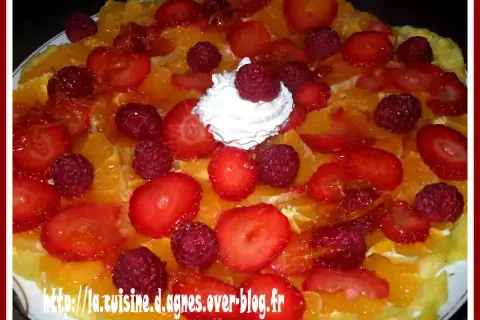 Délicieux carpaccio d'ananas garni de fraises, framboises et d'une touche de crème fouettée. Un régal fruité !