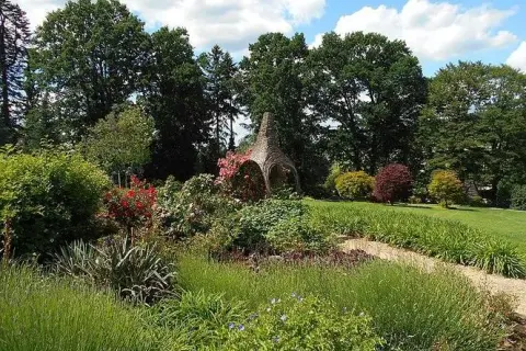 Najlepszy czas na wizytę w arboretum Wojsławice – nie przegap kwitnienia