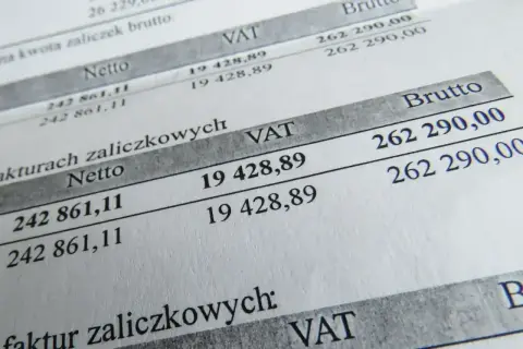 Dokument finansowy z kwotami netto, VAT i brutto. Analiza danych może pomóc w określeniu limit zwolnienia z vat 2025.