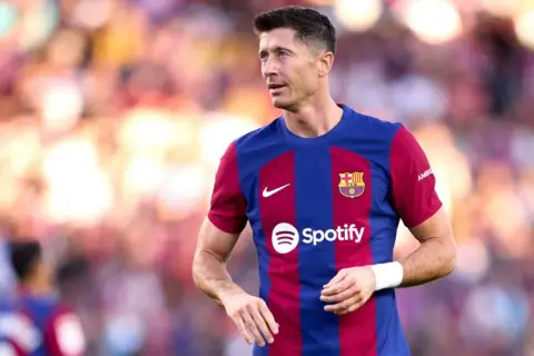Ile zarabia Lewandowski w Barcelonie? Zaskakujące kwoty i kontrakt!