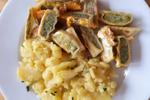Leckeres Maultaschen Rezept: goldbraun gebratene Maultaschen mit herzhafter Füllung und cremigem Kartoffelsalat, garniert mit frischem Schnittlauch.