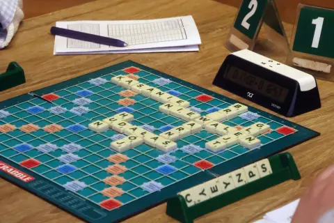 Dzień scrabble w toku! Litery układają się w słowa na planszy, a zegar odmierza czas.