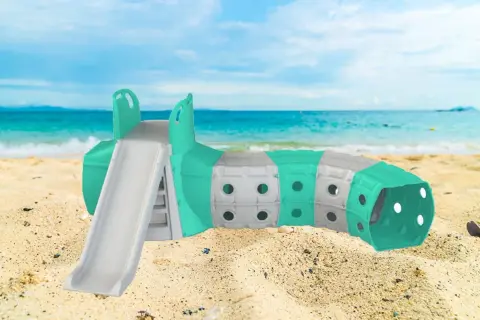 Kolorowy tunel do zabawy ze zjeżdżalnią na piaszczystej plaży, z błękitnym morzem i niebem w tle. Idealny na wakacyjne przygody!