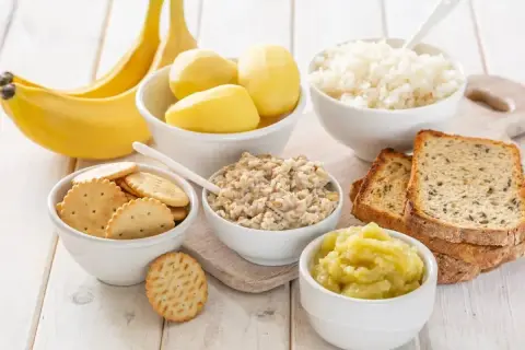 Banan, ryż, owsianka, ziemniaki, sucharki i tosty – idealne jedzenie co na biegunkę.