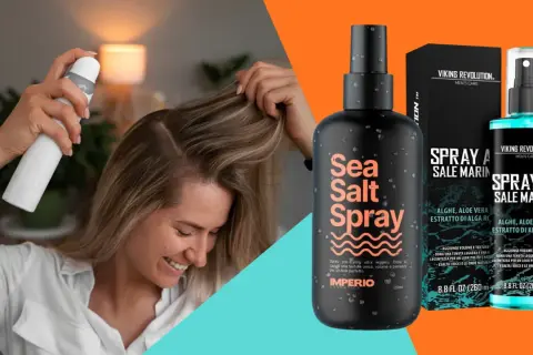 Donna sorridente applica spray al sale marino sui capelli. Non fa male, anzi, dona volume e texture per un look perfetto.
