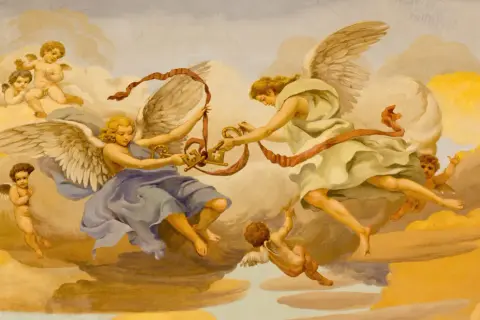 Engel mit Flügeln und goldenen Schlüsseln, umgeben von Wolken. So sehen Engel aus, wie sie in dieser Malerei dargestellt sind.
